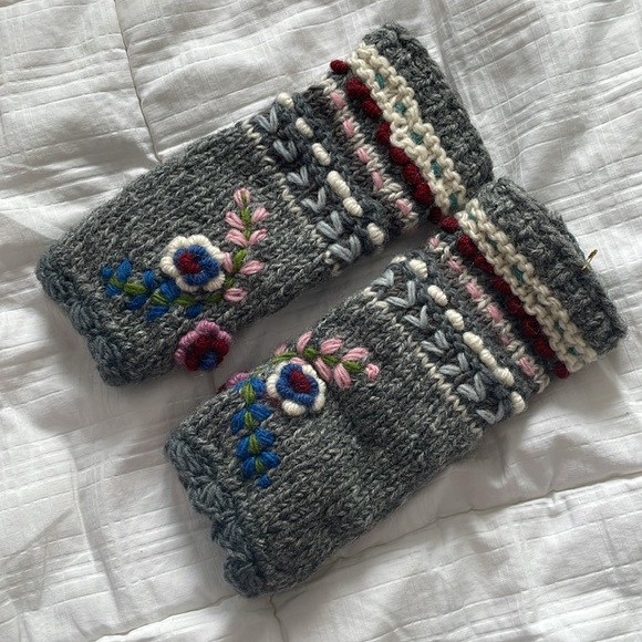 Fingerless Gloves with Embroidery - Picture 2 of 4